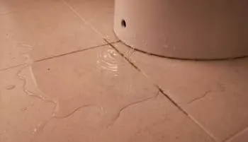 トイレ床 濡れている漏水修理事例
